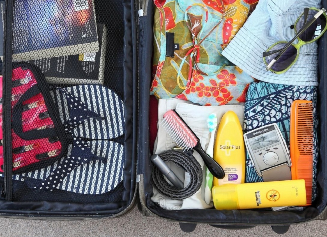 пакуем чемоданы. сумка с вещами. вещи в путешествие. вещи которые чаще.